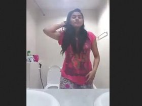 Arousing Indian teen reveals her naked body