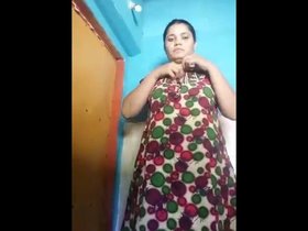Indian women take risqué pictures of themselves in rural area
