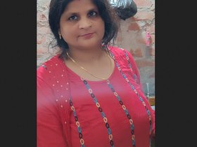 Live show of busty Punjabi bhabhi's sensual self-pleasure and breast display