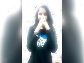 Hot teenage girl takes her nude selfies in bathroom clip