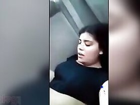 Desi Indian sex scandal with adult teenage warmonger Mahi in car