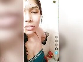 Naughty girl Desi uploads new XXX video to the social network