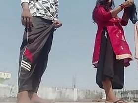 After giving a gold necklace to her daughter-in-law, she gave her cunt. XXX in Hindi voice