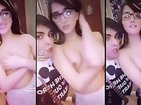 Lusty Pakistani hottie TikToker shows off her tits! Desi scandal MMC