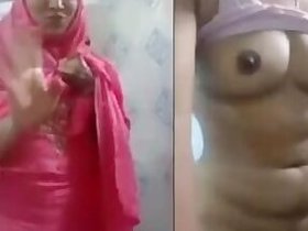 Unsatisfied Muslim Desi XXX girl undresses and shows her tits and pussy