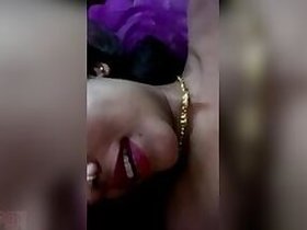 Experienced Desi bhabhi poses completely nude for her amateur video