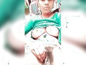 MMS video of Desi in a green top showing off her XXX body parts