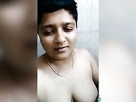 Short cut Desi Bhabhi licks saggy tits and finger jerks her XXX cunt in the bathtub