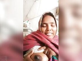 Rustic Desi Indian woman shows her boobs in video with her XXX boyfriend