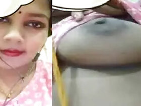 Indian girl shows her breasts during a video call viral MMS