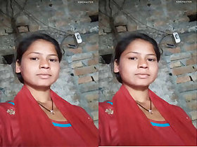 Pretty Indian girl Shows off her bra