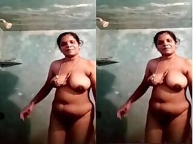 Tamil Bhabhi Records Her Bathing Video Part 3