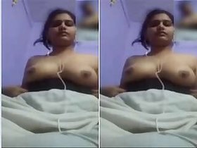 Pretty Desi Indian Girl Shows Tits