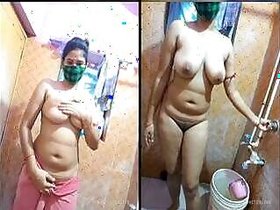 Sexy Bhabhi Bathes on Live Show