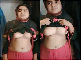 Sexy Girl Paki Shows Tits and Pussy